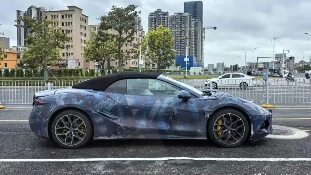 腾势Z敞篷版谍照曝光，要做年轻人第一台敞篷跑车？