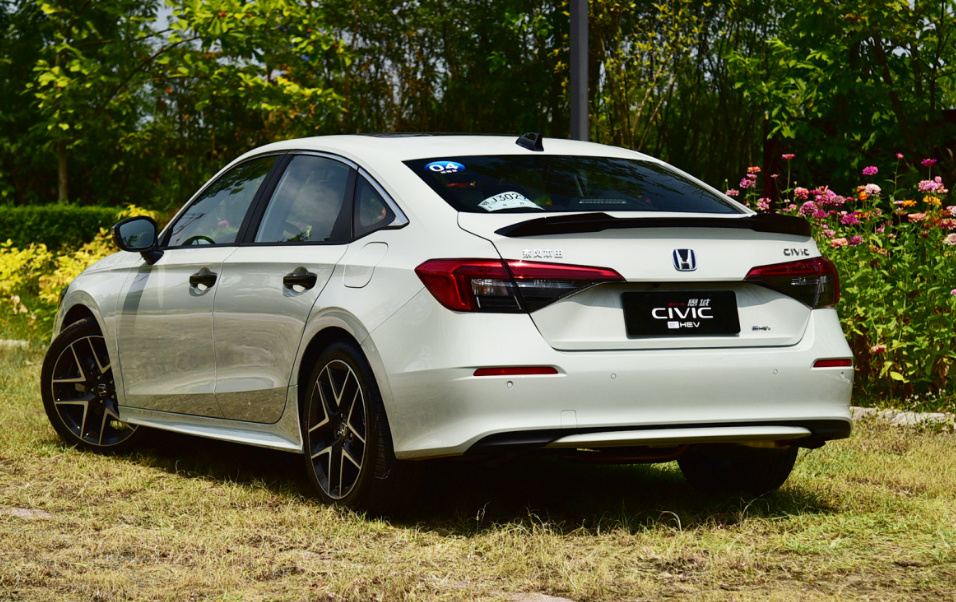 年轻人的新选择!比亚迪秦PLUS DM-i对比本田思域e:HEV