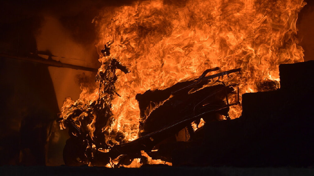 女子撑起的七口之家被毁，网约车司机心有余悸：这个行为司机熟