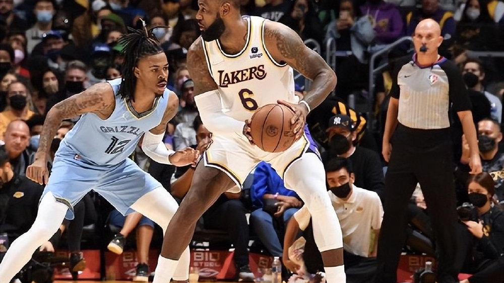 湖人浓眉强势回归赛场独揽30分15篮板主宰比赛节奏