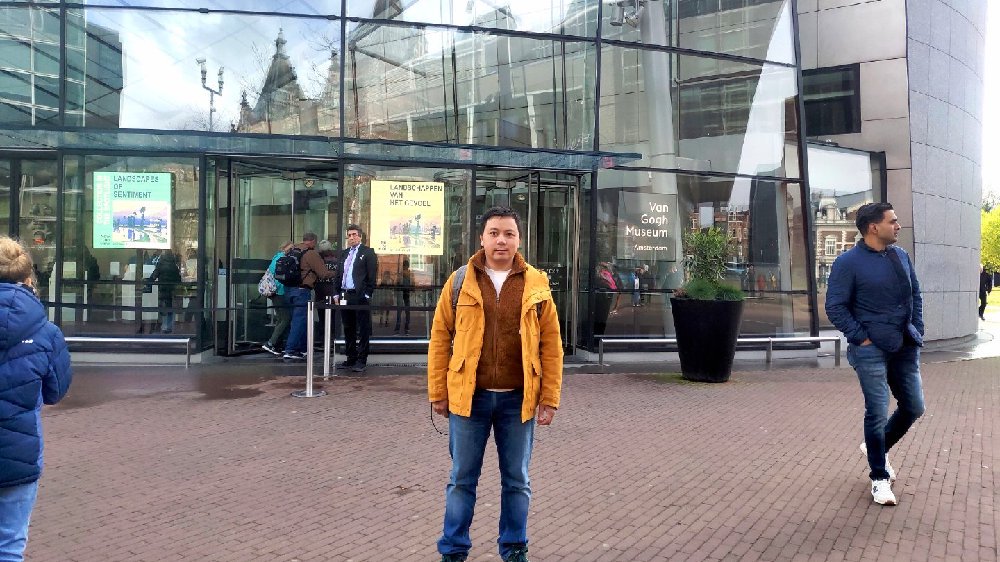 青年水彩画家潘源赴荷兰首都阿姆斯特丹探访梵高美术馆