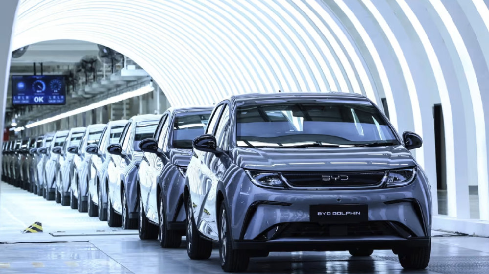 英媒：中国电动汽车销量2025年将首超传统汽车