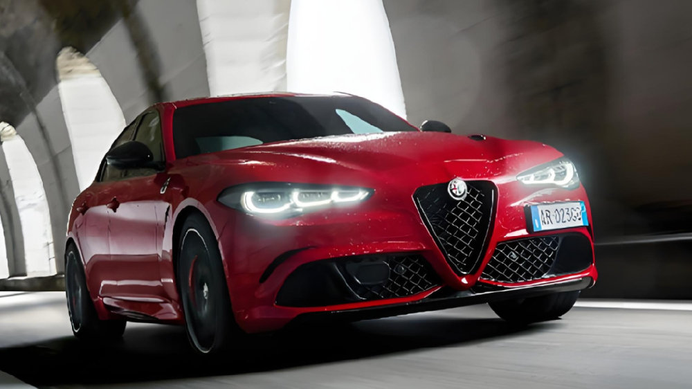 还是离不开油车，又一家车企放弃全面电动化