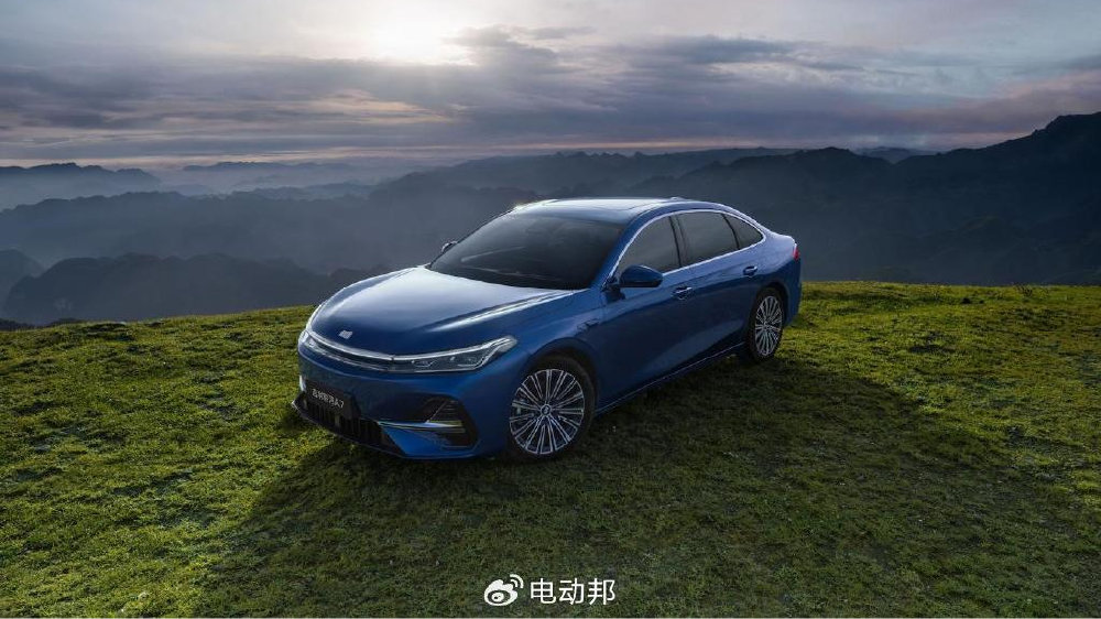 8.18万元起，油耗低、轴距越级，吉利银河A7这把能火吗？