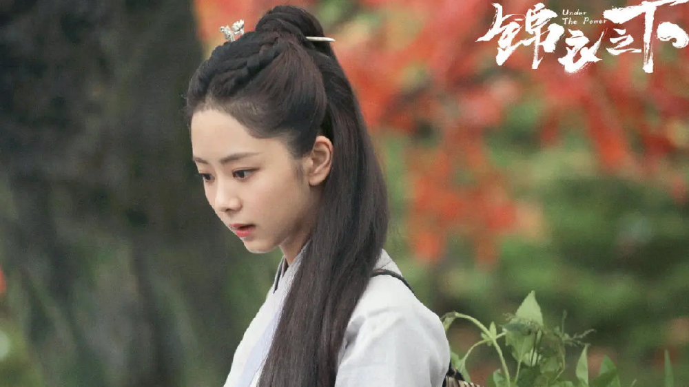 《锦衣之下》《以家人之名》《归路》重播，谭松韵人低调，作品牛