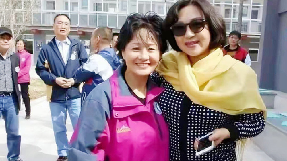 李连杰生病住院，黄秋燕嫁餐厅老板脸发胖，63岁利智逛街身材逆天