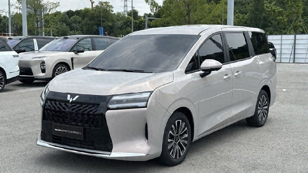 五菱星光730实车，车长4910mm，侧滑门，2+2+3座椅，成都车展亮相