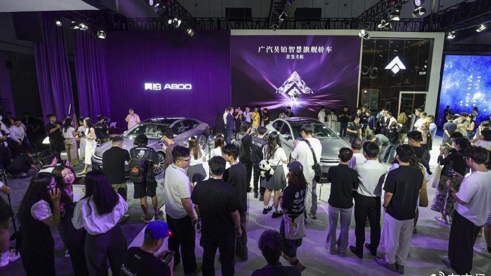 成都车展广汽华为深度合作智慧旗舰轿车昊铂A800首发亮相
