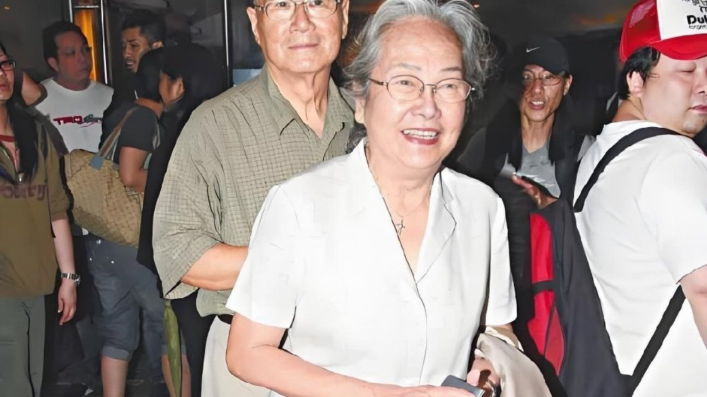 93岁老戏骨黎宣去世，侄女黎姿疑似不知情，七夕节还在晒小狗照片