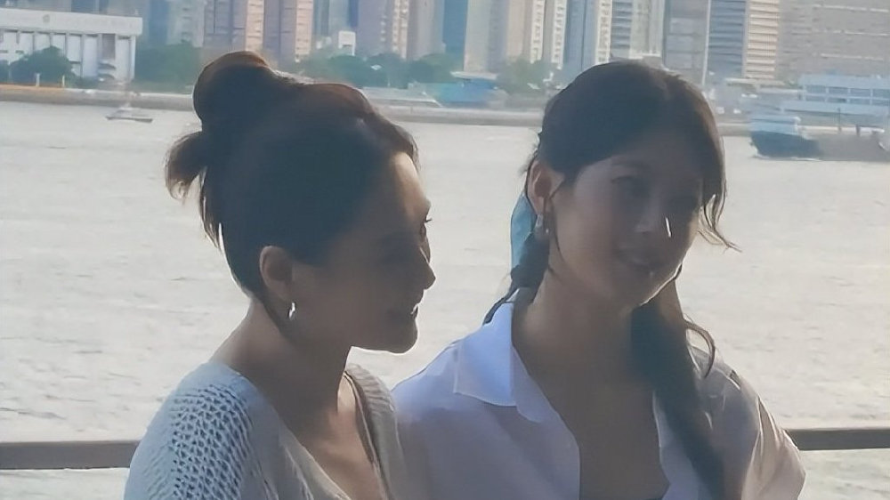 阿娇罕见晒与阿Sa合影，瘦身骨感完美，约会氛围云淡风轻美得如画