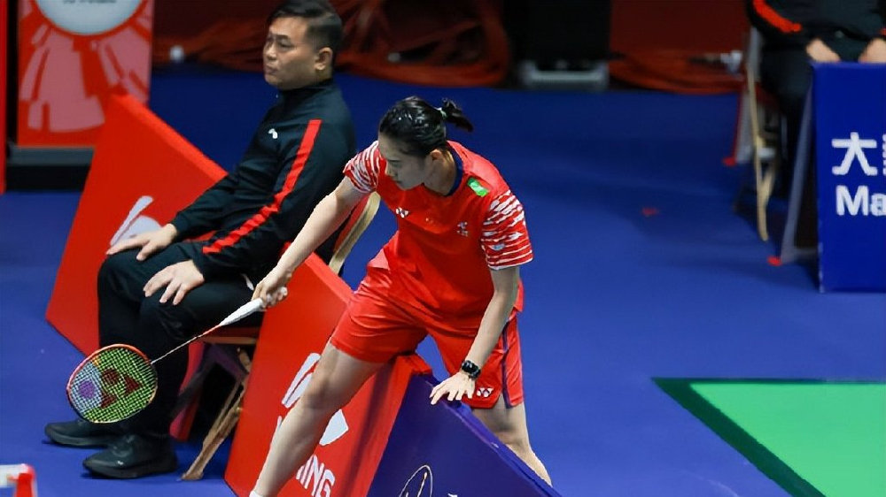 女单首轮赛场焦点，韩悦轻松取胜晋级，香港公开赛精彩开局引关注