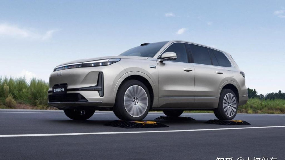 6座中大型SUV“这张桌子”也被掀：吉利银河M9 限时17.38万元起售