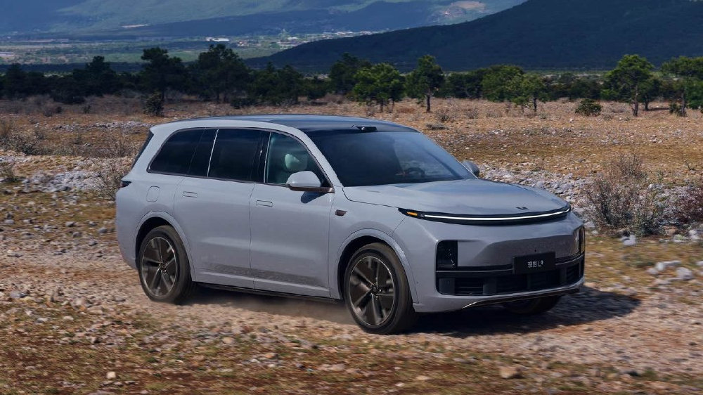 疑似新款理想L9路试谍照曝光，或配后轮转向+大电池包