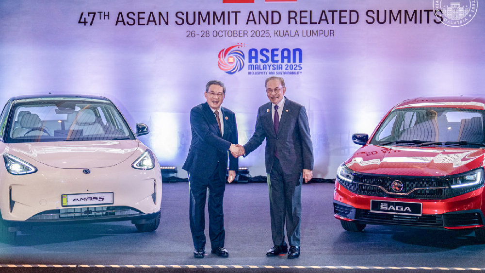 中马总理共同参观马来西亚首款面向大众市场的纯电动汽车宝腾e.MAS 5