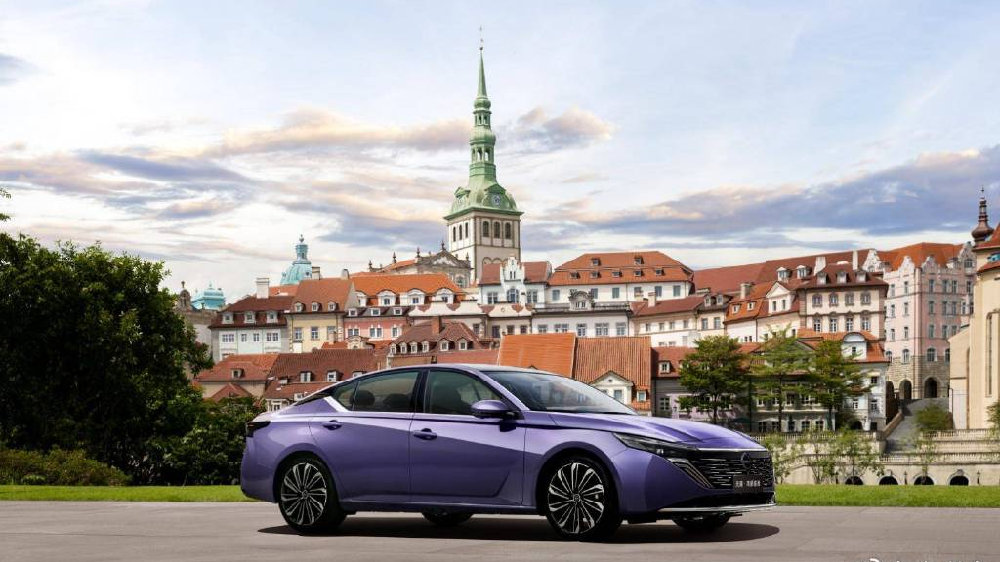 东风日产公布“油电同智”战略首车：天籁·鸿蒙座舱新车亮相