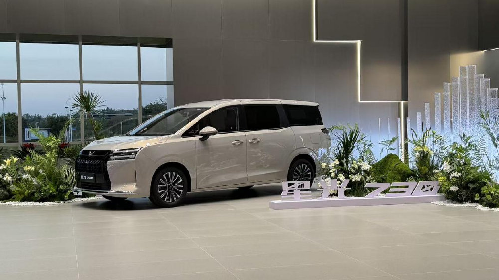 五菱星光730购车手册：侧滑门大七座，三种动力，推荐燃油高配