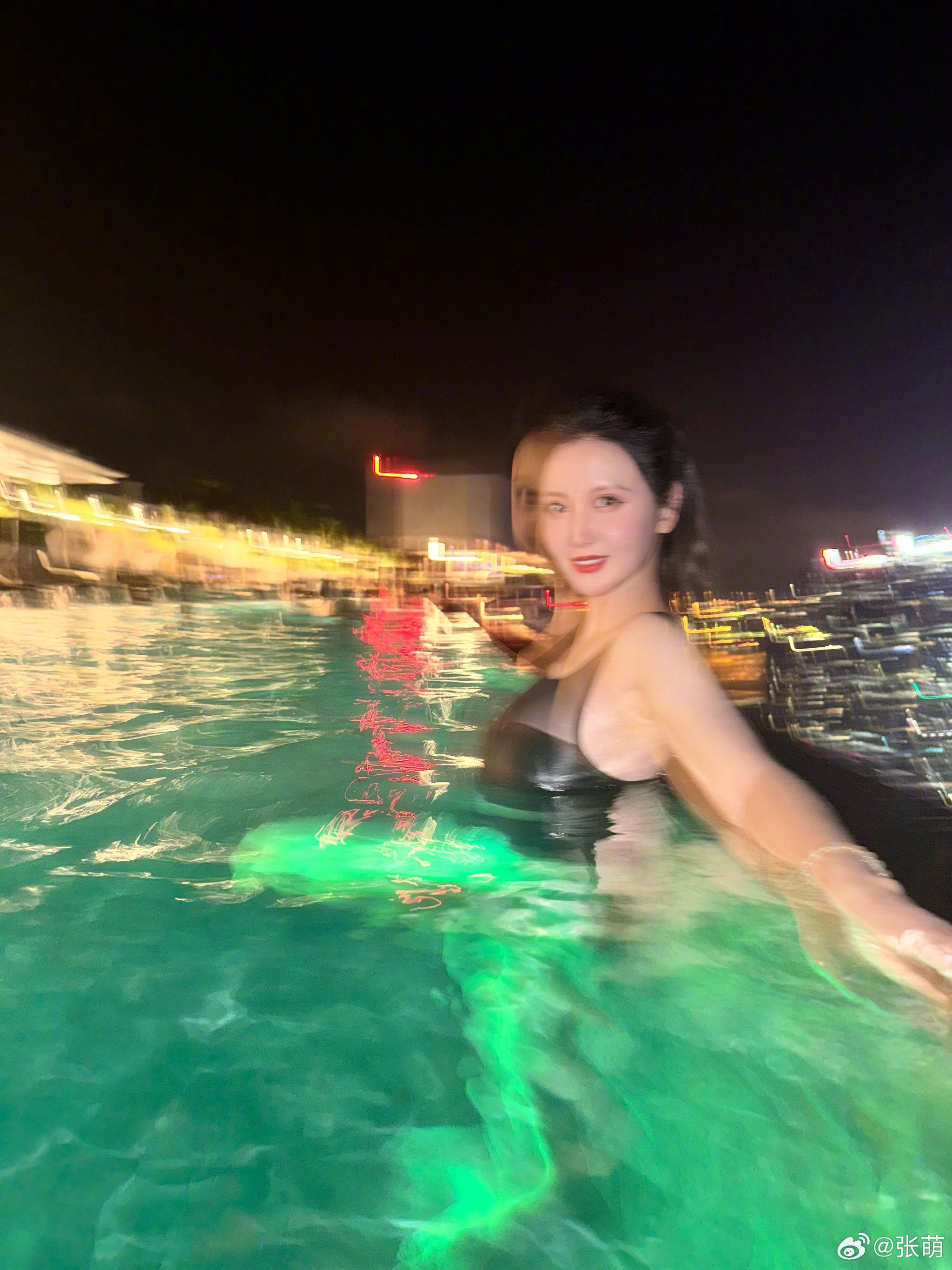 在新加坡金沙酒店的无边泳池，女儿变身成麻麻的小小御用摄影师…