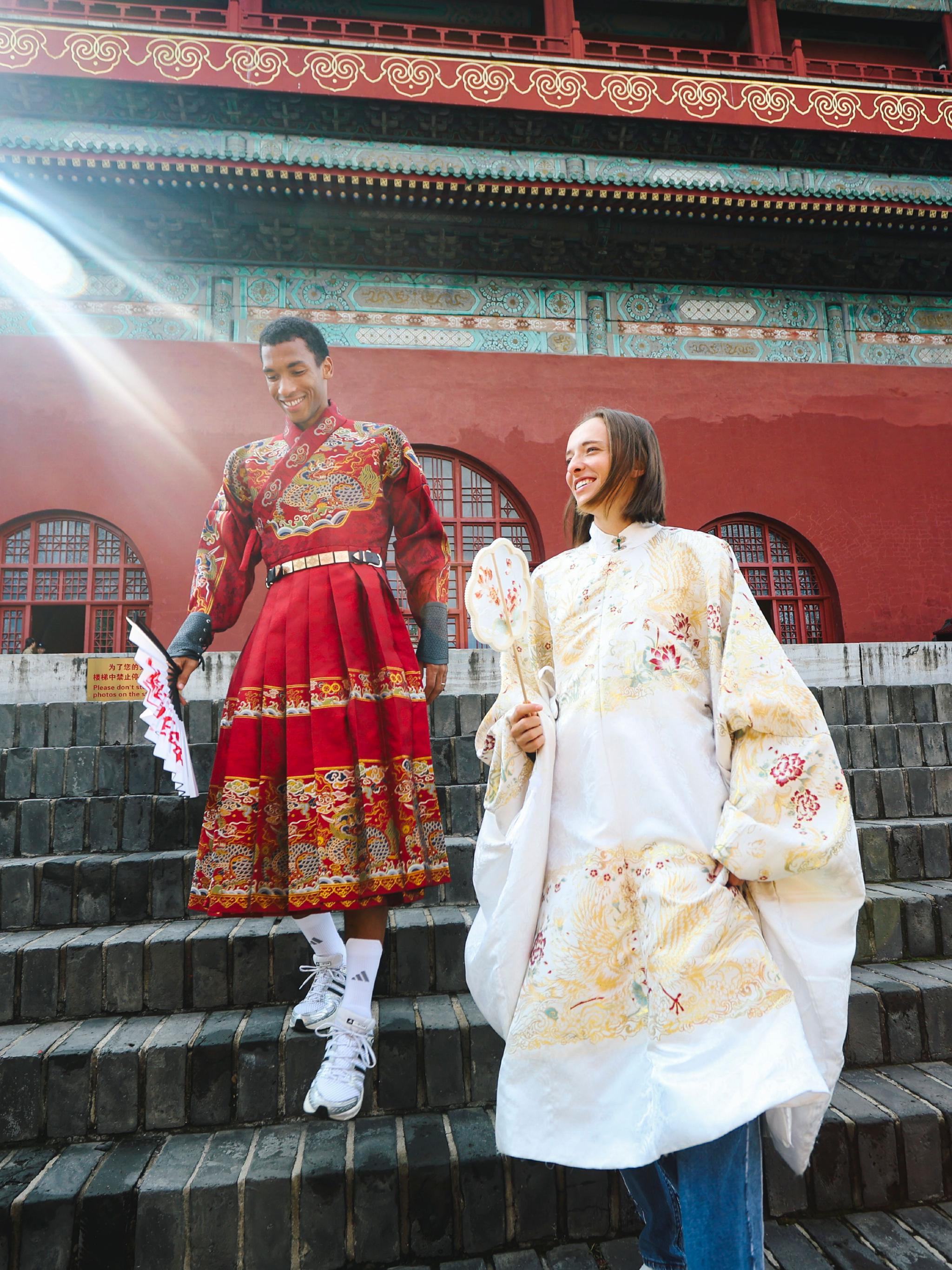 我站在鼓楼望北京 斯瓦泰克、阿利亚西姆现身鼓楼，体验汉服……