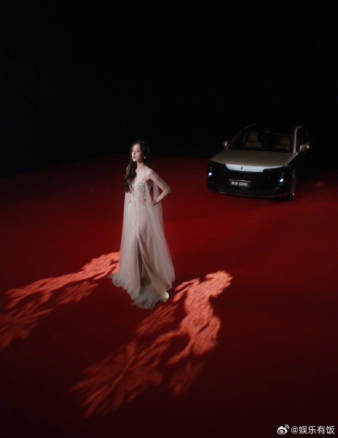 娜扎携尊界S800亮相红毯，华灯映衬贵气十足