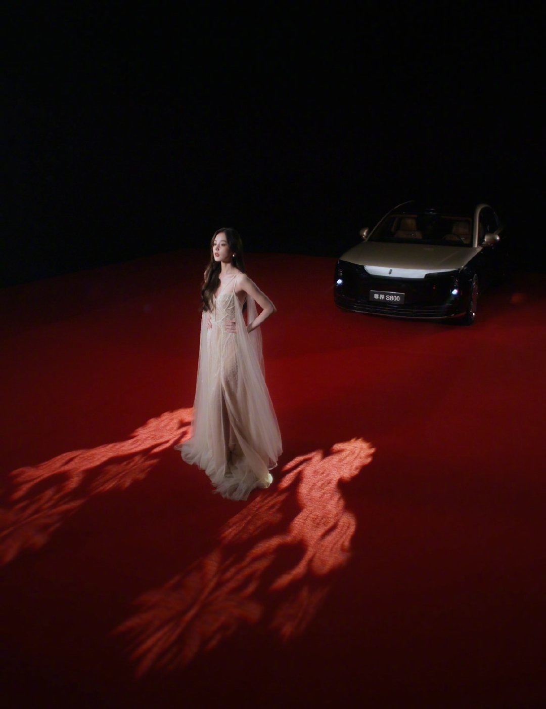 娜扎演绎尊界S800新春灯语，光影流转科技送祝福