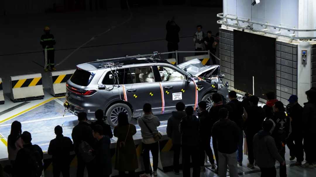 敢撞敢拆真硬核，吉利银河M9用实力定义大六座安全新标杆