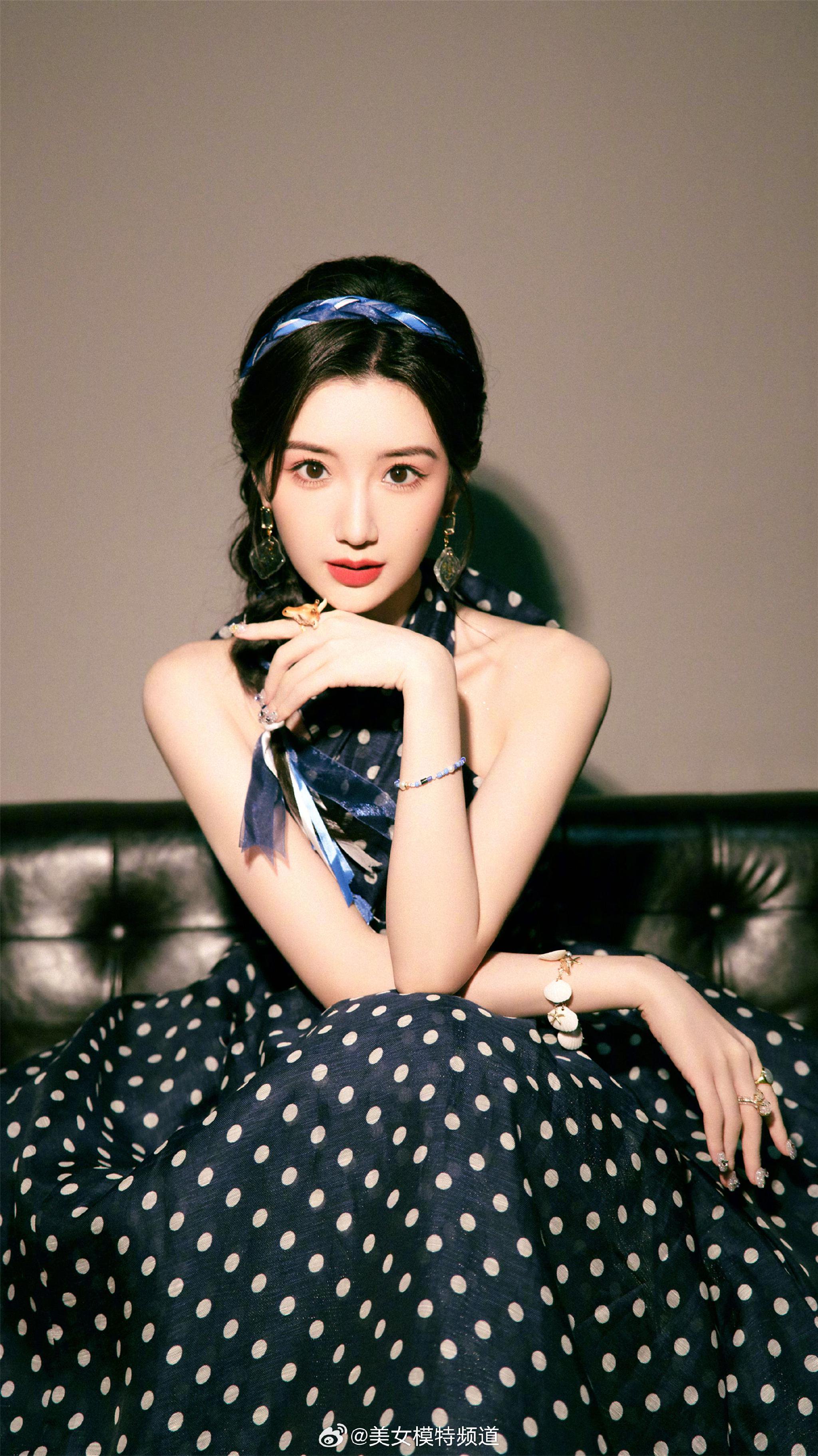 毛晓彤甜美波点裙