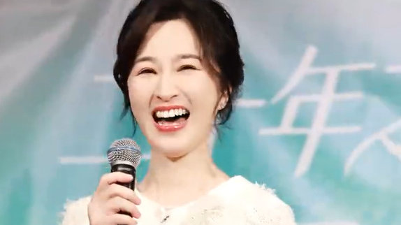 长成这样有61岁了？张家辉一句话，揭开为爱隐退的关咏荷真实处境