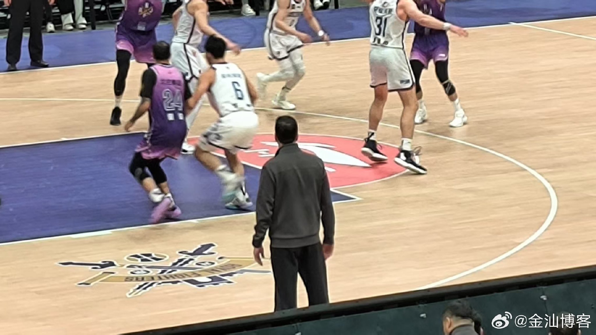 闵鹿蕾暂别北控 雷腾龙接任主帅职务