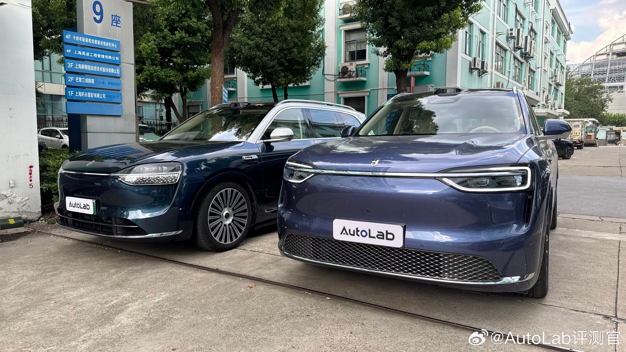 即使是和大哥问界M9并排停在一起，全新问界M7气场也不输