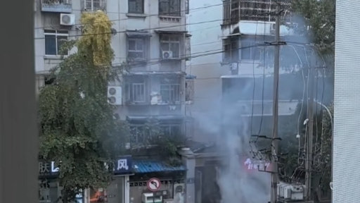 成都十字路口头那台新能源SUV自燃，火都烧得“雄赳赳”！