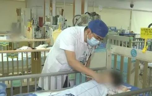 原创（小孩爬进滚筒洗衣机）两幼童钻进洗衣机，(图3)