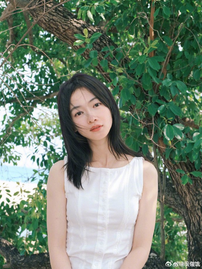 吴谨言白裙绿树海南过夏天