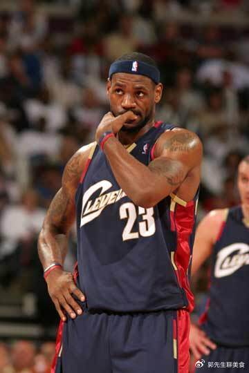 NBA球星特殊“怪癖”：詹姆斯咬手指，库里恋足，看到哈登我笑了