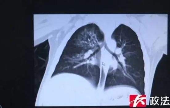 原创（小孩爬进滚筒洗衣机）两幼童钻进洗衣机，(图2)