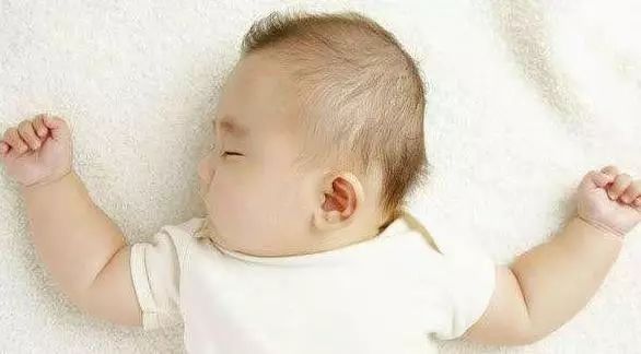 为什么宝宝睡觉喜欢投诚式，各种睡姿真的有意思！-宝宝睡觉喜欢投降姿势什么原因
