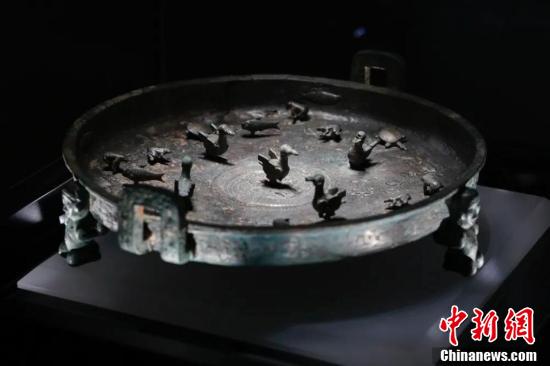 历代青铜器文物展示古代女性品格