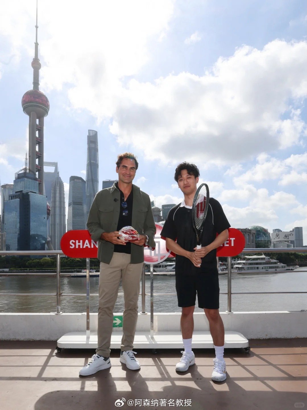 费德勒周冠宇浦江打水上网球，现身上海大师赛决赛观战