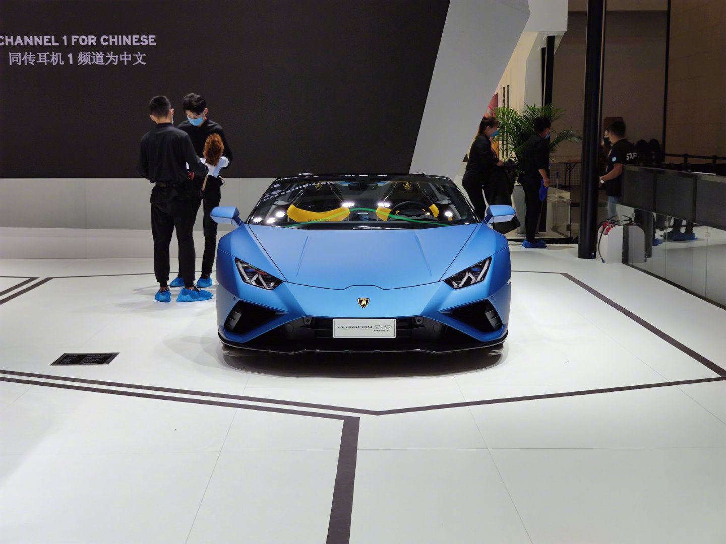 上，兰博基尼Huracán EVO后驱敞篷版正式在北京车展首发亮相