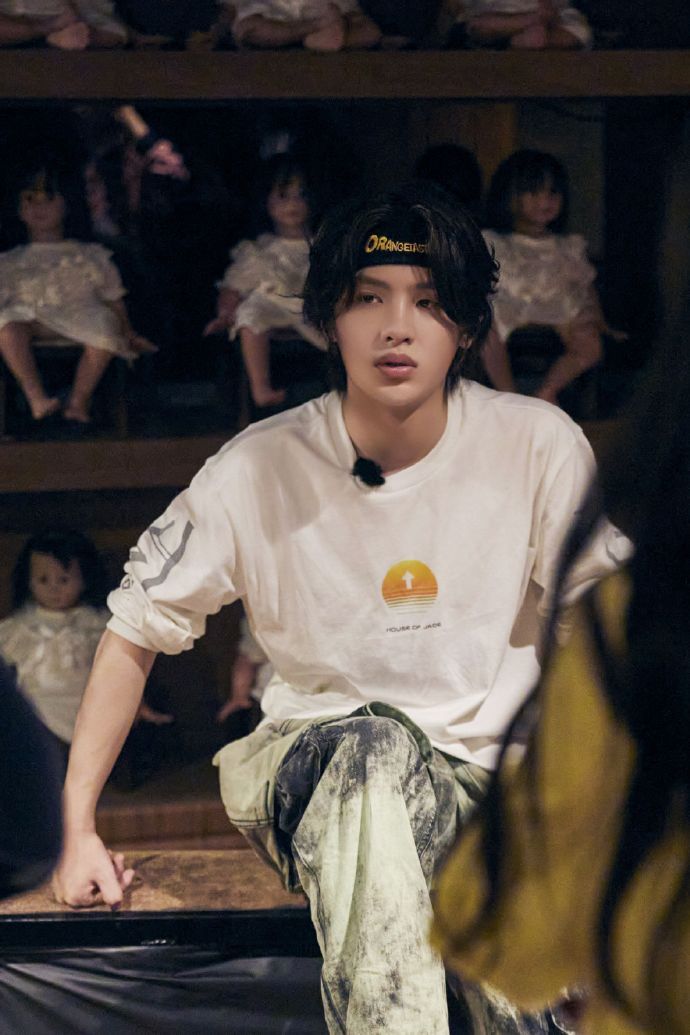 黄明昊《密室大逃脱2》花絮照~聪明,帅气,勇敢,有担当的小贾弟弟