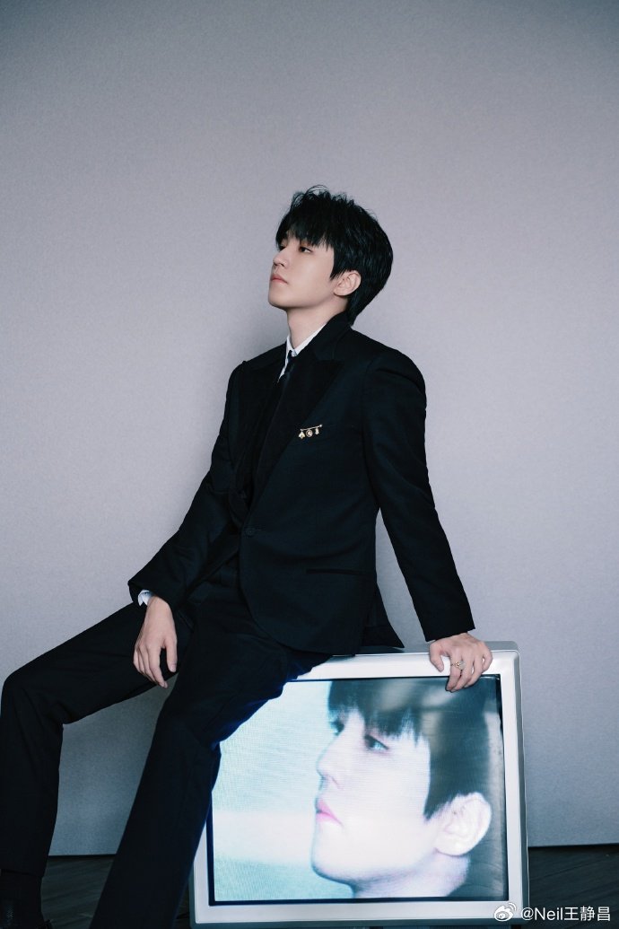 王俊凯华表奖红毯亮相，双奢造型出演《万里归途》《无名之辈2》