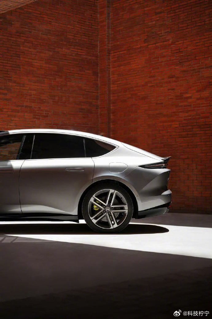 蔚来ET9亮相，尊享驾控与设计美学
