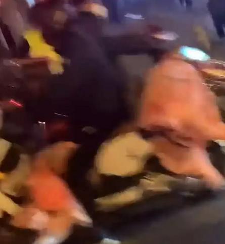 西安封城多家商铺被洗劫,官方回应:不存在抢劫现象,都付过钱了休闲区蓝鸢梦想 - Www.slyday.coM 西安封城多家商铺被洗劫,官方回应:不存在抢劫现象,都付过钱了休闲区蓝鸢梦想 - Www.slyday.coM