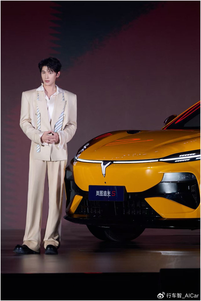 岚图追光S一镜到底360°大回环震撼全场！2026岚图用户之夜耀动蓉城