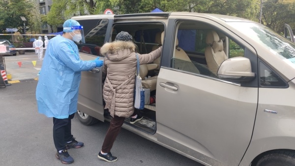 上海浦西核酸筛查首日,封控小区一孕妇羊水破裂,15分钟后坐上救护车休闲区蓝鸢梦想 - Www.slyday.coM 上海浦西核酸筛查首日,封控小区一孕妇羊水破裂,15分钟后坐上救护车休闲区蓝鸢梦想 - Www.slyday.coM