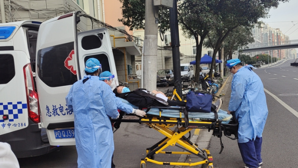 上海浦西核酸筛查首日,封控小区一孕妇羊水破裂,15分钟后坐上救护车休闲区蓝鸢梦想 - Www.slyday.coM 上海浦西核酸筛查首日,封控小区一孕妇羊水破裂,15分钟后坐上救护车休闲区蓝鸢梦想 - Www.slyday.coM