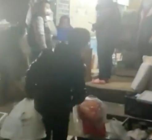 西安封城多家商铺被洗劫,官方回应:不存在抢劫现象,都付过钱了休闲区蓝鸢梦想 - Www.slyday.coM 西安封城多家商铺被洗劫,官方回应:不存在抢劫现象,都付过钱了休闲区蓝鸢梦想 - Www.slyday.coM