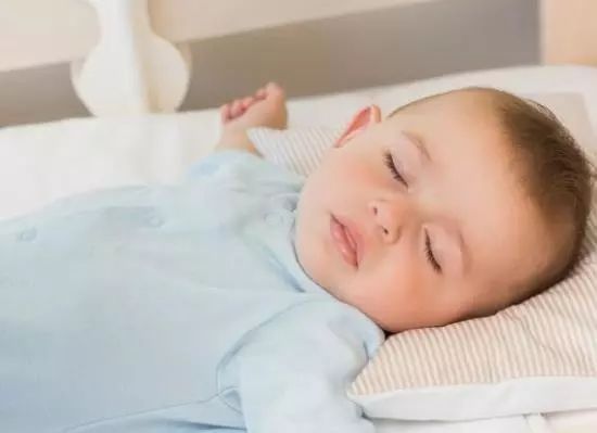 为什么宝宝睡觉喜欢投诚式，各种睡姿真的有意思！-宝宝睡觉喜欢投降姿势什么原因3