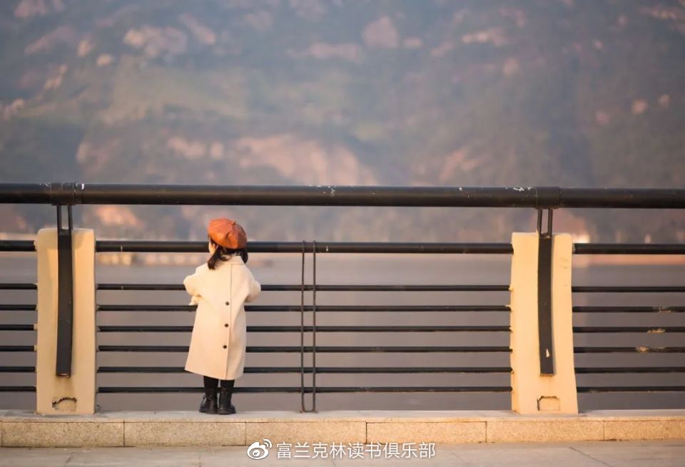 清洁工花3个月工资给孩子买手机上热搜:我劝你做“自私”的父母