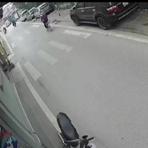 骑行电动车失控撞车，这车三个人都没头盔