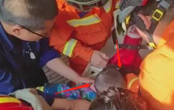 原创（小孩爬进滚筒洗衣机）两幼童钻进洗衣机，(图4)